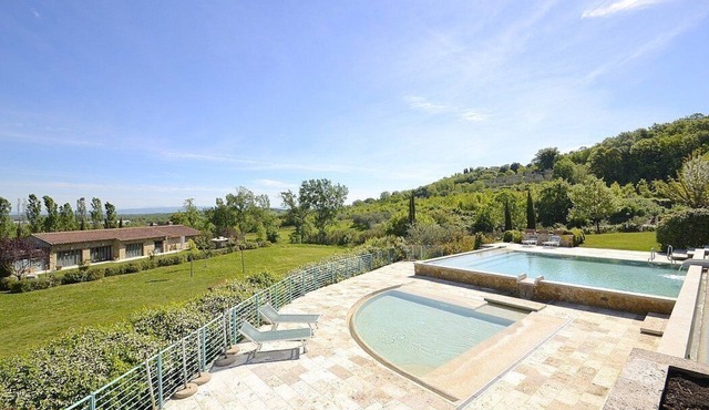 Villa Fontanile D: An elegant and welcoming apartment that is part of a small villa surrounded by the greenery, with Free WI-FI.