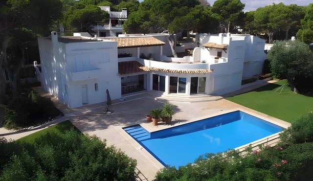 Villa 'La Chamade' with Sea Views, Private Pool, and Wi-Fi