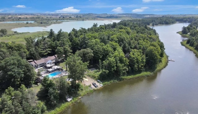 Villa Verde: Private Lake ~ Hot Tub ~ Pool ~ Sauna