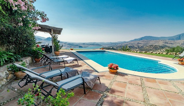 Villa with breathtaking views over Lake Zahara