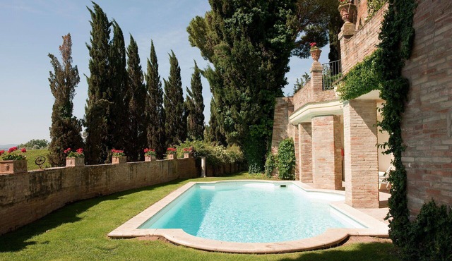 Villa with hot tub, WIFI, A/C, private pool, patio, panoramic view, close to San Gimignano