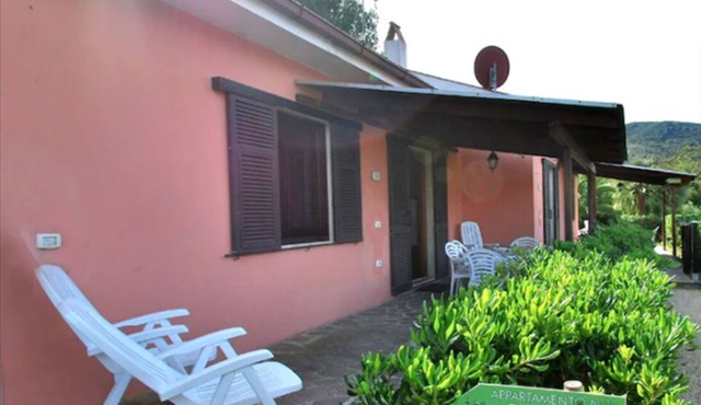 VILLETTA "THE OLIVE" close to the beach, nice private garden, air conditioning