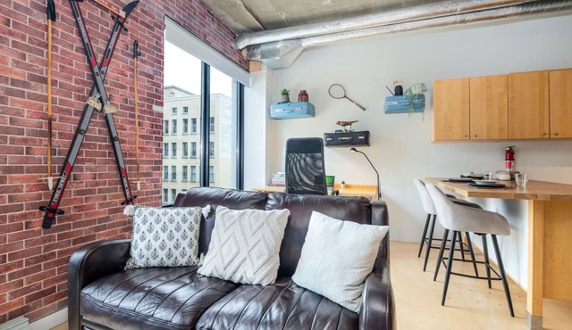 Vintage NY Style Loft: AC | Near Rogers | LRT
