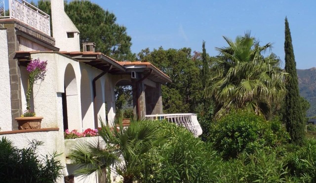 Vista Mare with private pool, large 65,000 square meter garden, sea view, close to the beach.