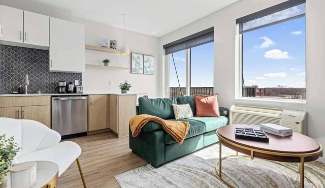 Walkable 1BR | Uptown | Gym