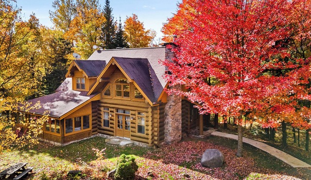 Warm Chalet “Cozy Bear’s Den” near Saint-Sauveur in gated community resort!