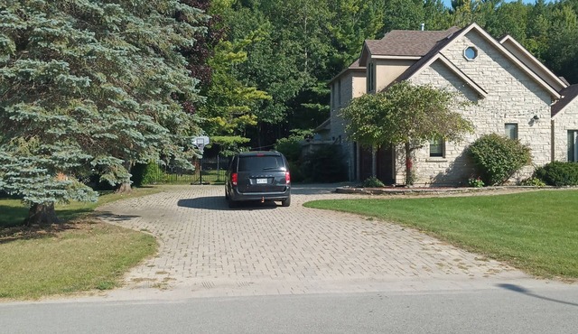 Wasaga Beach Retreat. Sleeps 12. 5 Queens, 2 singles. 6 min to Beach.