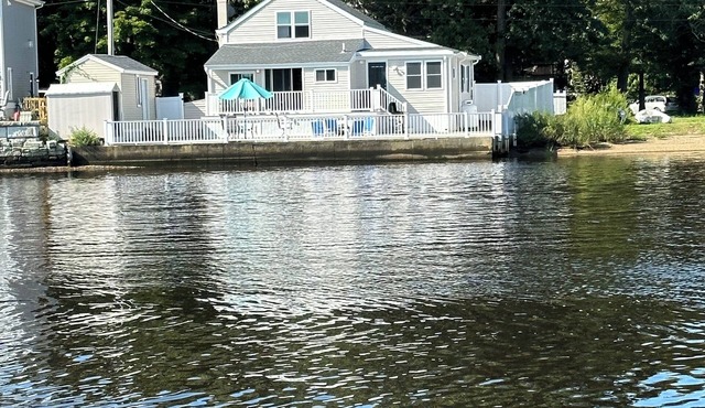 Water's Edge Cottage Experience serenity at our sweet, tranquil waterfront home!