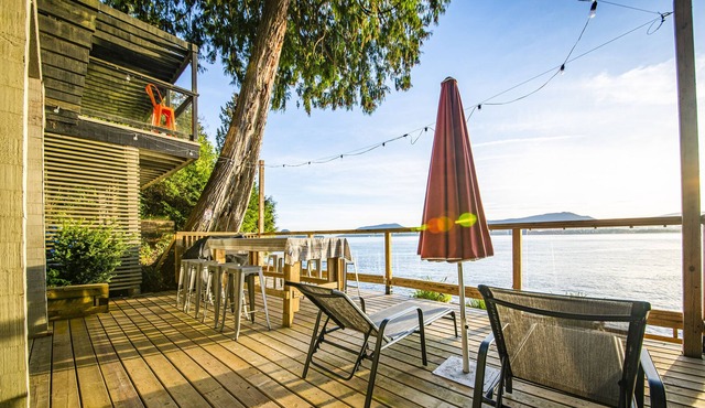 Waterfront Cottage with Superb Coastline Views