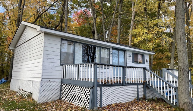 Waterfront cottage, located in the Trent Severn Waterway, 90 min from Toronto