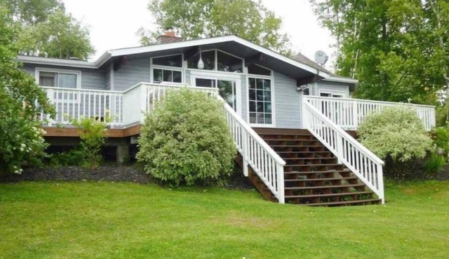 Waterfront Cottage Large deck overlooks the lake