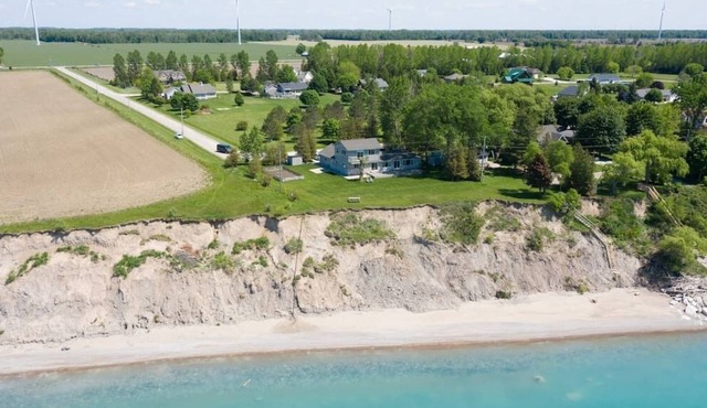 Waterfront /Private Beach w/Hot Tub by Grand Bend