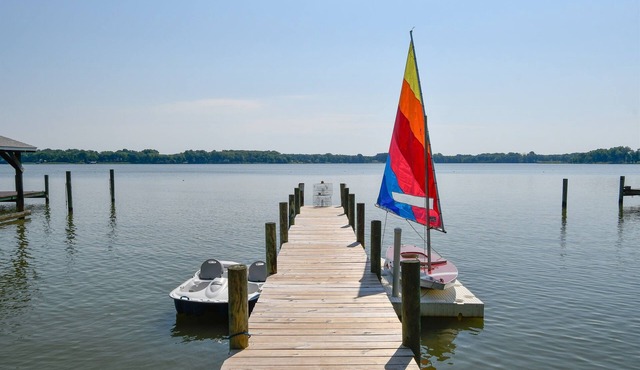 Waterfront Reset: Views, Games, Boats & Total Calm