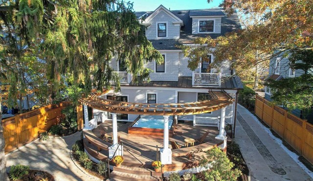 Welcome to Dove Haven — a peaceful and stylish retreat in the heart of Westville. Relax in the private hot tub, enjoy cozy sun-filled spaces, and walk to charming cafés, top restaurants, and beautiful Edgewood Park. Minutes from Yale and downtown.