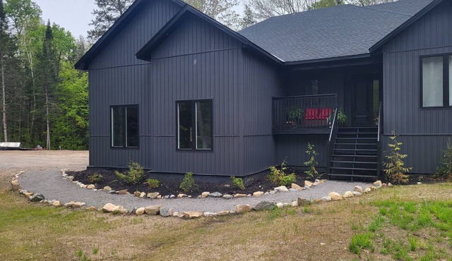 Welcome to the Hidden Gem . Bungalow Bliss: Modern Comfort in a country setting