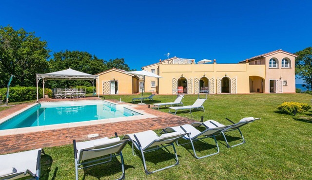 Wonderful private villa with WIFI, private pool, A/C, TV, patio, pets allowed and panoramic view