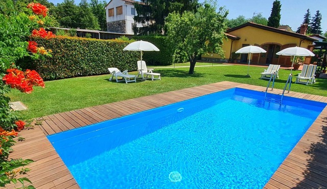 Wonderful private villa for 6 guests with WIFI, A/C, private pool, TV and veranda, close to Lucca
