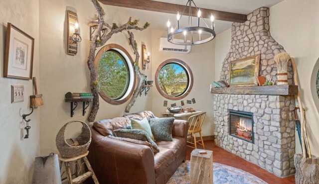 Woodsman Hobbit with Hot Tub & Fireplace