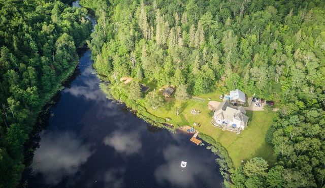 Your Own Private Lake, Pet Friendly, Luxury Family Retreat, up to 10 guests.