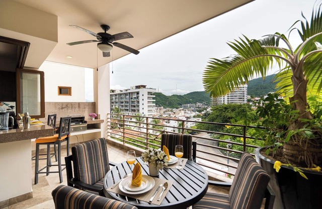 1 bed 1 bath Mountain View Suite · R306