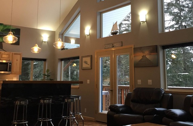 2 bedroom house with hot tub located in Seward