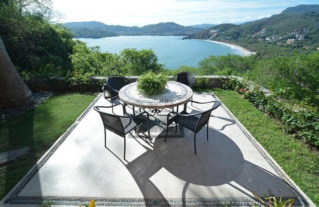 3 Bdrm Waterfront Apartment Overlooking Playa La Ropa