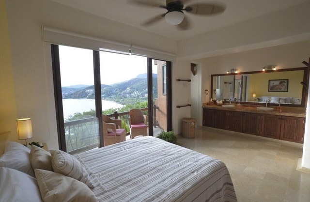 4 Bdrm Waterfront Property Overlooking Playa La Ropa