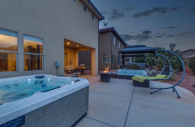 97 PV | PRIVATE HOT TUB, 4-PLAYER AIR HOCKEY, HAMMOCKS, GAMES, PING PONG, ARCADE BASKETBALL