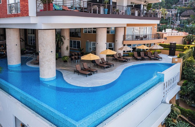 Amazing High floor condo with Ocean Views in the Romantic Zone-S604