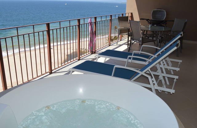 Amazing oceanfront apartment in Grand Venetian Tower 2000