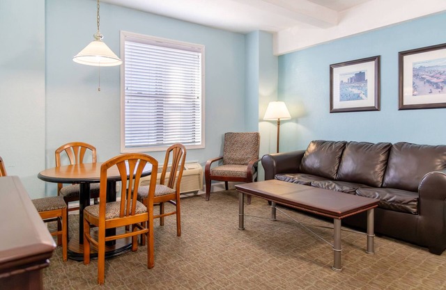 Beach Vacation! 3 Spacious Units w/Kitchen, Free Parking, Bar, Pool!