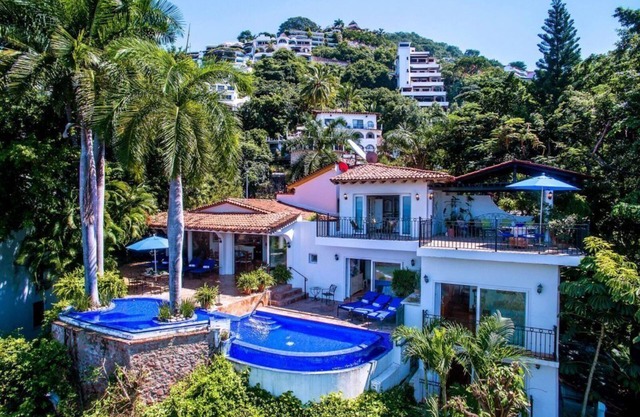 Beautiful Private Villa Beachfront Location, Full Staff & transfers included