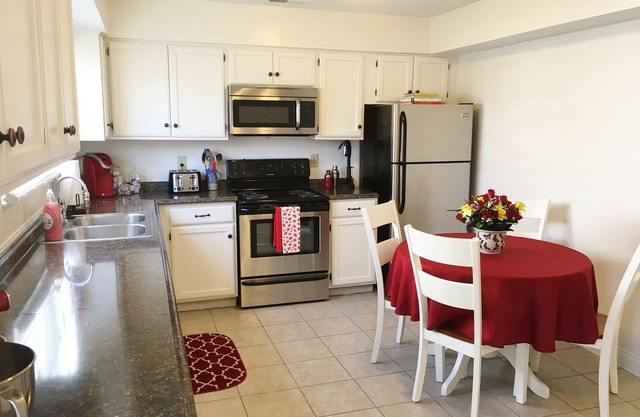 Fantastic 4 Bed Townhouse Oxford, OH - Miami University! (621 S Locust)