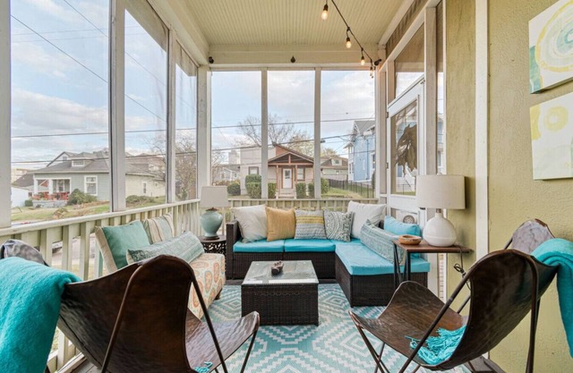 Hang Here! Screened Porch, Near Golf and Broadway!