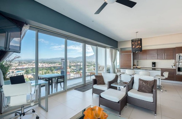 ICONTower2-1401 Icon - Panoramic Views Ocean, Beach, Best Pool