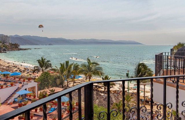 La Palapa beachfront fully renovated condo! In the heart of the Romantic Zone.