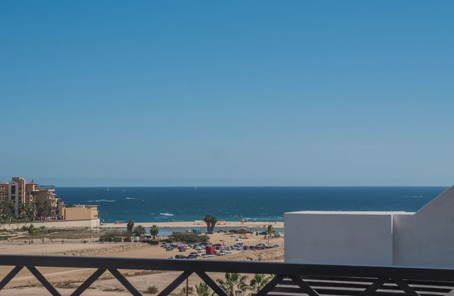 LUXURIOUS PENTHOUSE W/ ROOFTOP JACUZZI WALK TO Beach/Downtown