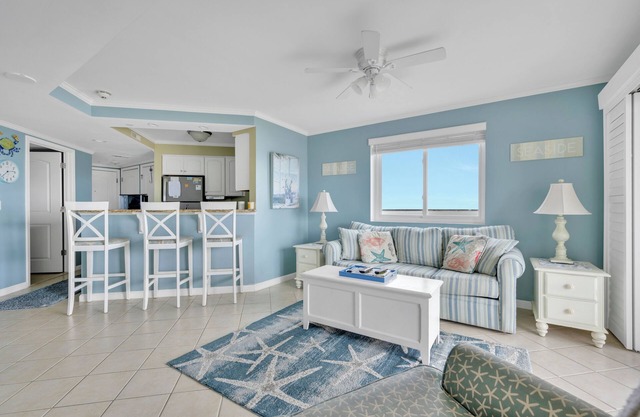 Newer construction. Walk to the Convention Center, dining, shops and the beach.