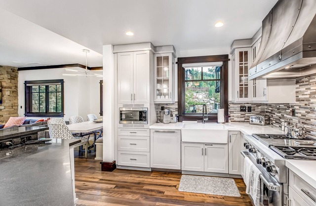 Perfect Ski-in/Ski-out Luxury W/Shared Hot Tubs, Mtn Views, Balcony & Fast WiFi