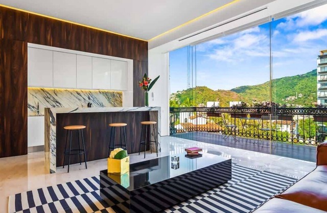 PIER 57 - 711 | 1BR Penthouse Fabulous Views in PV