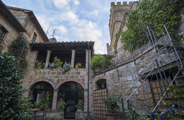Romantic accommodation, in a castle, with swimming pool