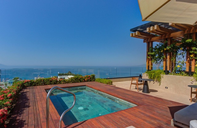 SailView Romantic Zone Rooftop Pool Ocean Views