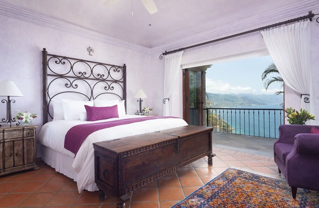 Spacious Open-Air Villa w/Unequaled Luxury/Views, 5 Mins to Town, Chef & Staff