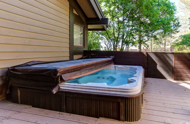 Spacious & upscale condo w/ private hot tub, easy access to ski resorts!