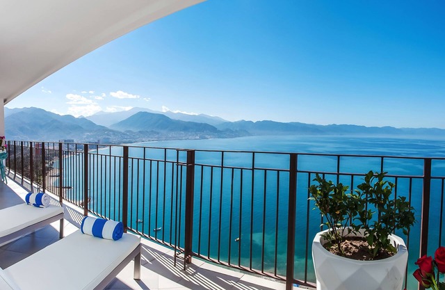 Spectacular views beachfront 25th floor condo