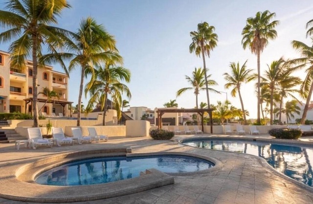 Vibrant 1BR Condo Walking Distance to Punta Sur Golf Course