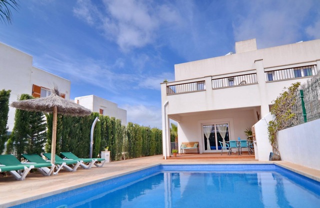 VILLA DUNAS, modern house with pool close to the beach in cala d´Or