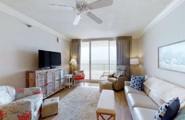 Waterfront condo with indoor & outdoor pools, hot tubs, & on-site restaurants