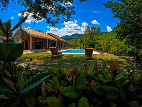 Aquismon House | 1600 m² Motel ∙ 5 bedrooms ∙ 16 guests
