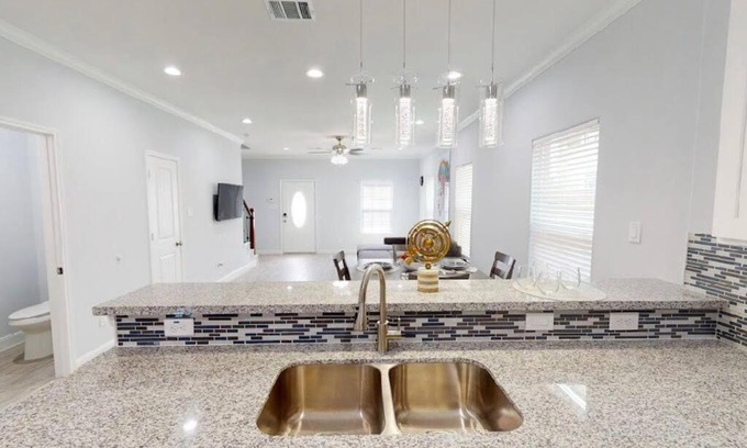 Southeast Houston House | 2 bedroom w/ upstairs balcony attached to Master